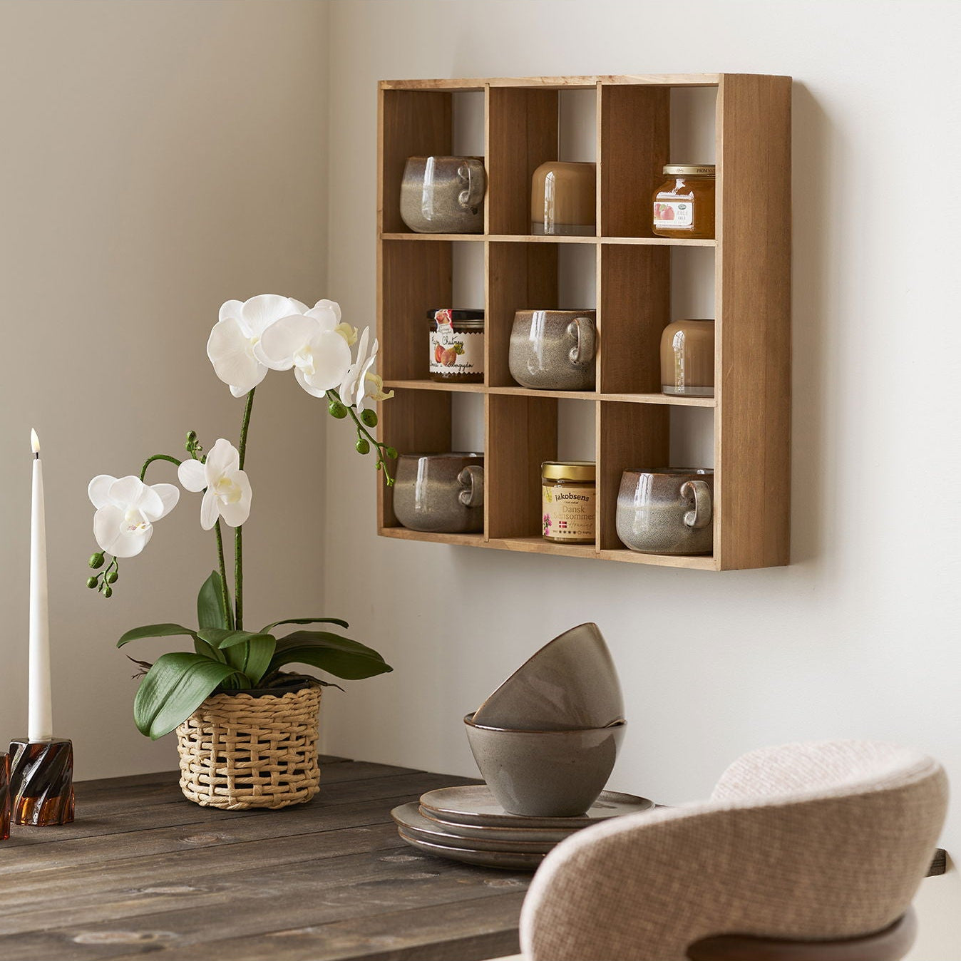 Smal vegghylle i furu 10 cm dyp