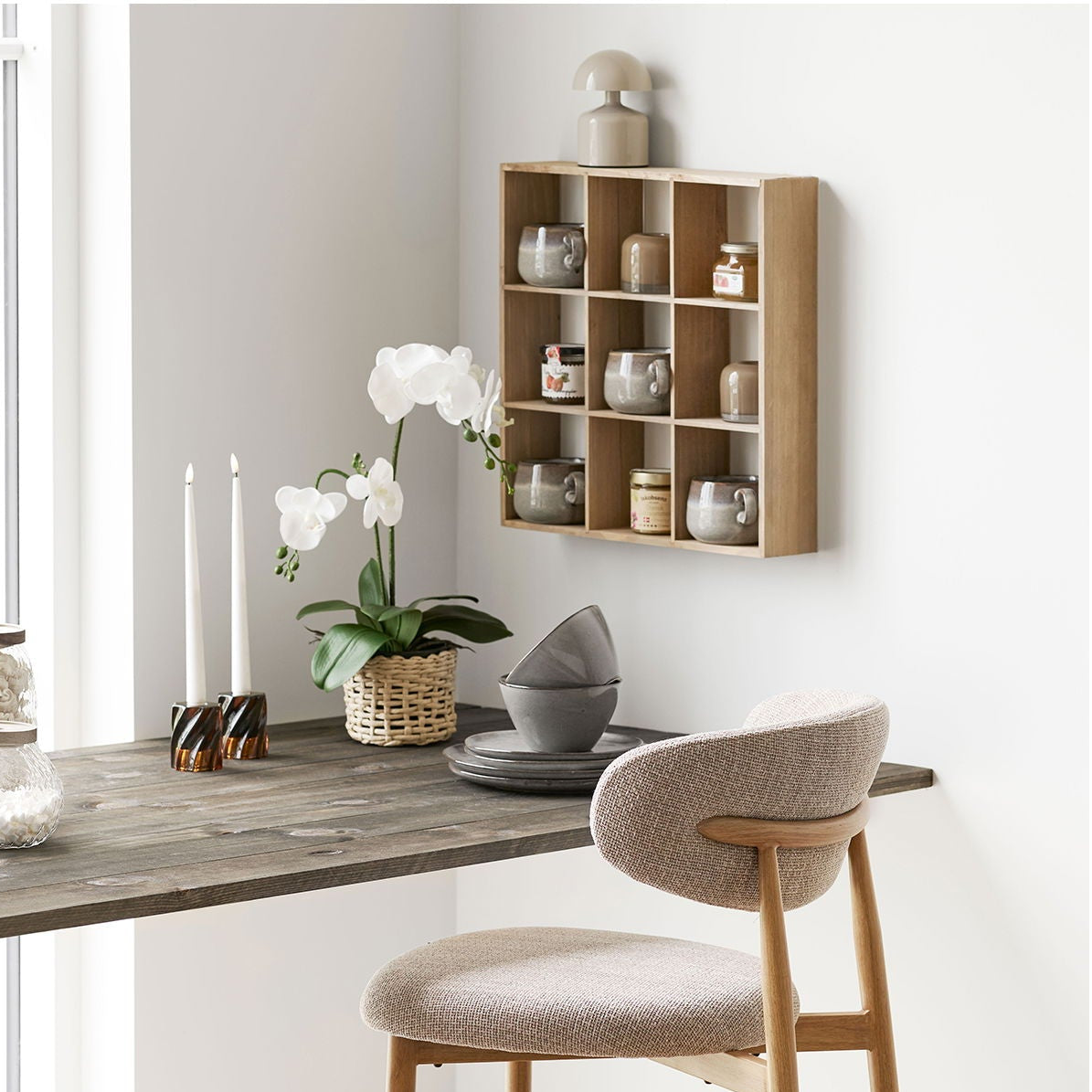 Vegghylle med flere åpne rom furu