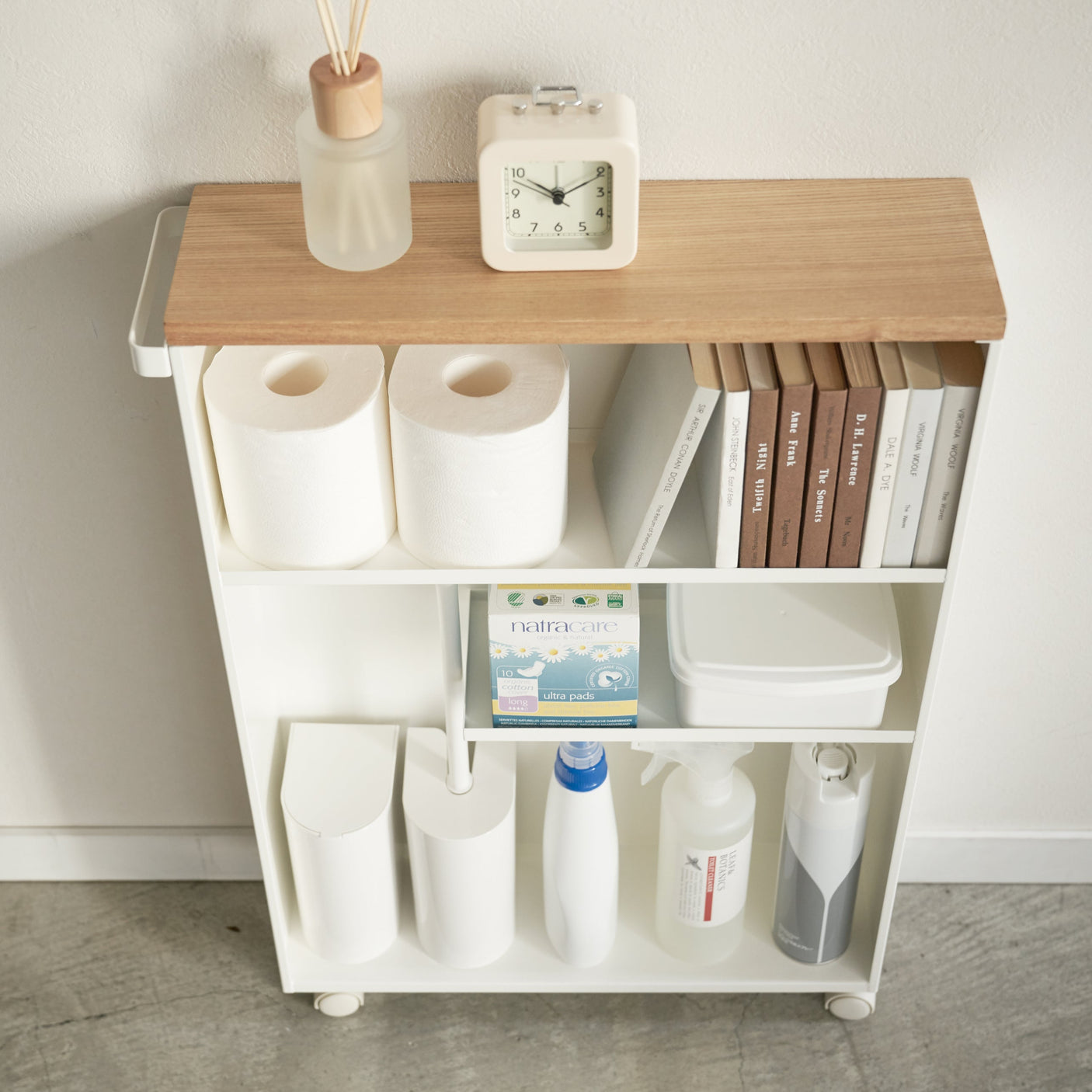 Stilren hylle med justerbare hyller for fleksibel oppbevaring.