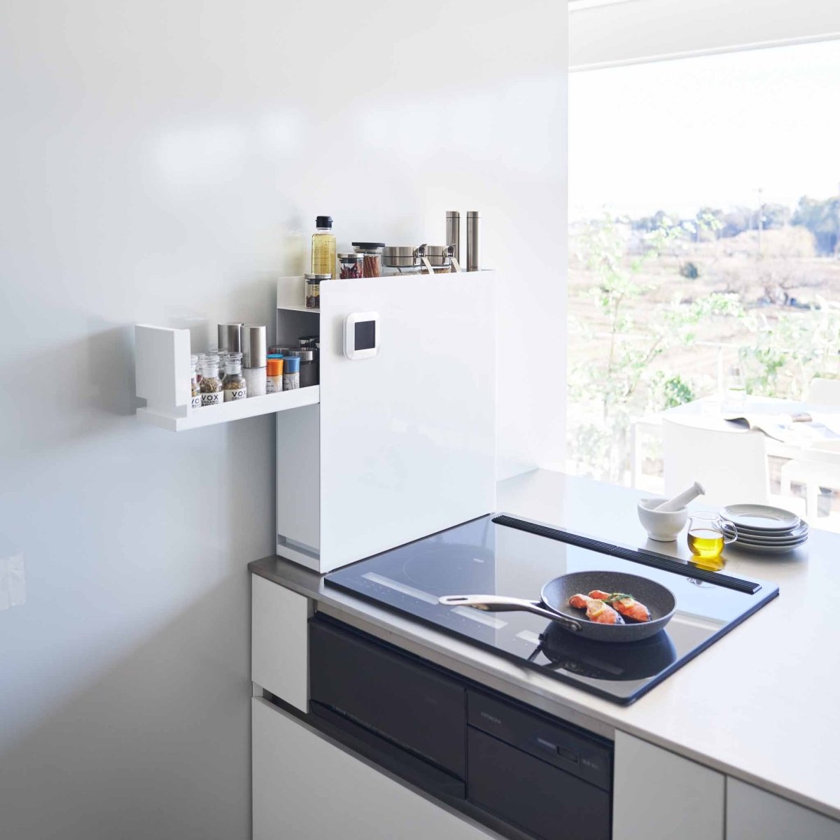 Skyvbar krydderhylle hvit magnetisk 50 x 52,5 cm - Lindas Dekor