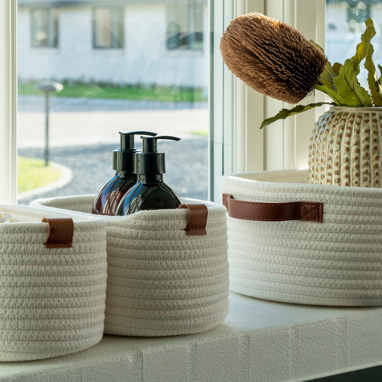 Jarana oppbevaringskurv elegant plassert i vinduskarmen. Perfekt for oppbevaring av diverse ting.