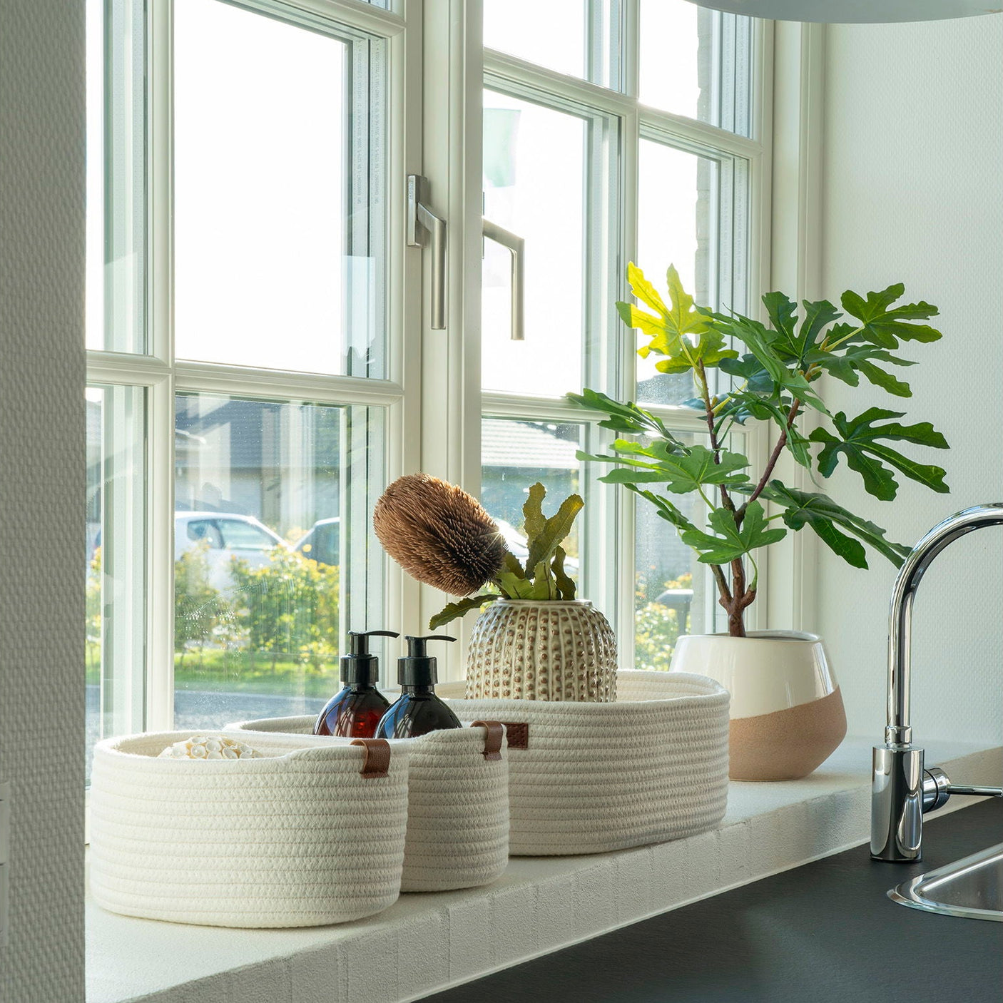 Hvit Jarana kurv med brun detalj – praktisk oppbevaring til hjemmet