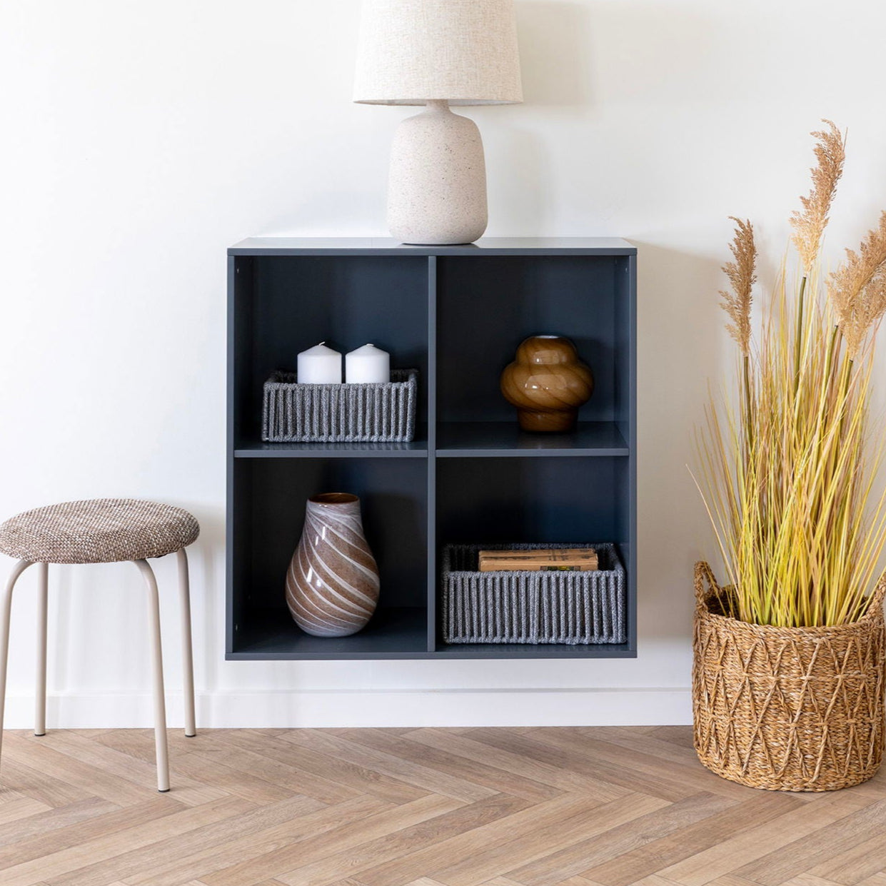 Arese kurver plassert ved svart skjenk og speil – moderne oppbevaringsløsning i stue