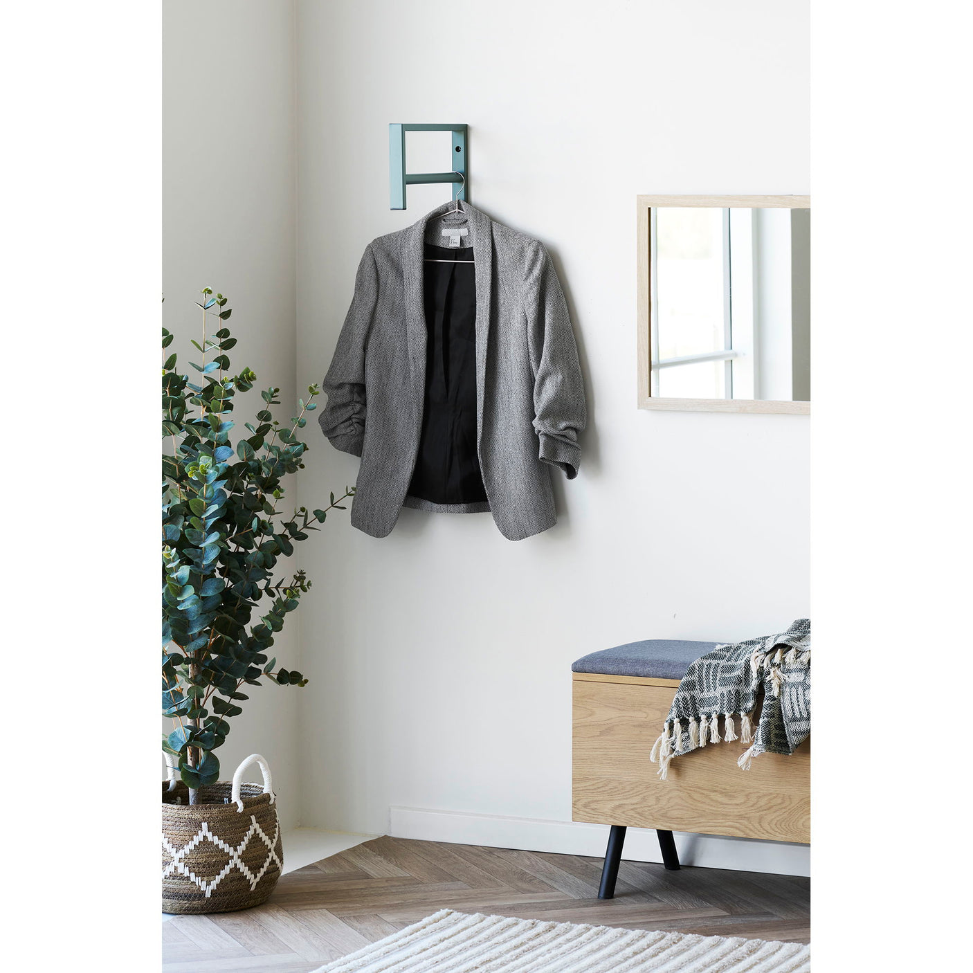 Nærbilde av Trento klesstativ i grønnlakkert metall med kroker