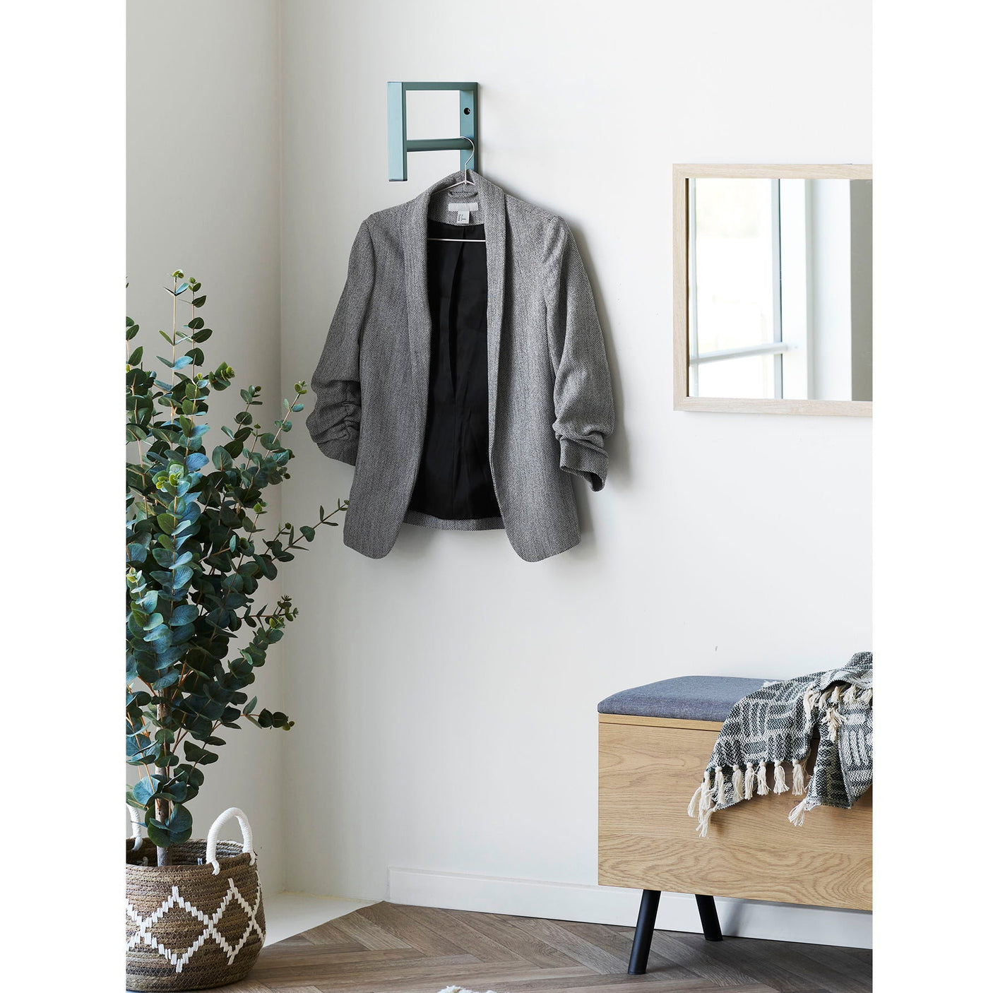 Nærbilde av Trento klesstativ i grønnlakkert metall med kroker