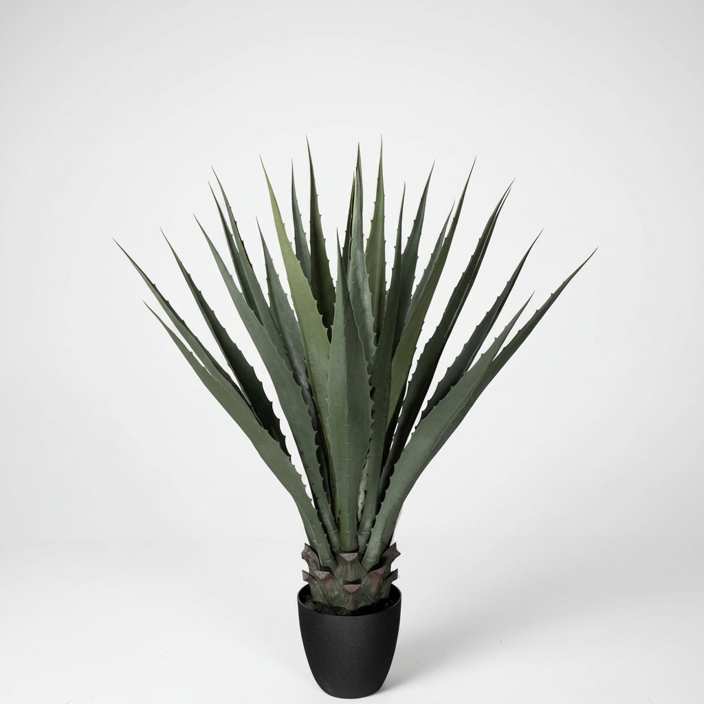 Naturtro kunstig agaveplante i sort potte – et stilrent og vedlikeholdsfritt grønt innslag.