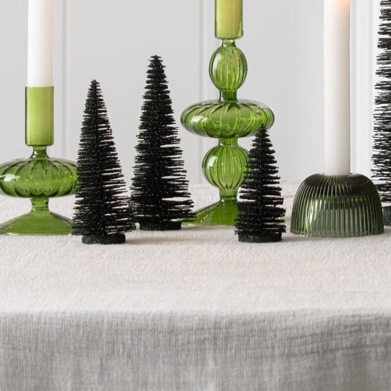 Juletrær i ulike størrelser, perfekt som julepynt eller dekor. Passer som pynt på bord, vinduer, peishylle eller benkeplate.