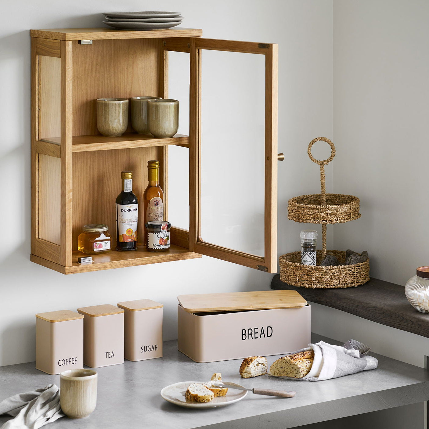 Beige kjøkkenbokser stylet på benk