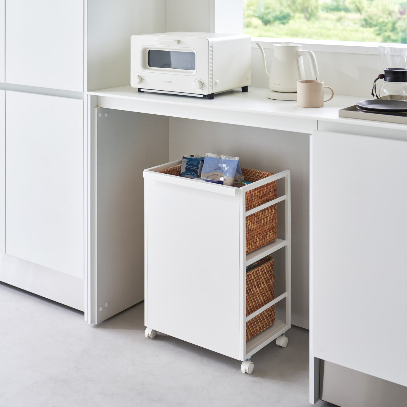 Smal oppbevaringsvogn Tower med hjul – perfekt til vaskerom og garderobe.