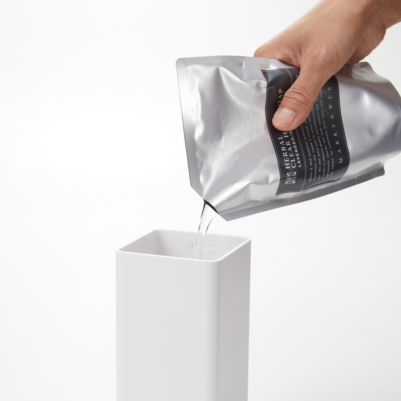 Praktisk hvit flaske med magnet brukt på vaskerom.