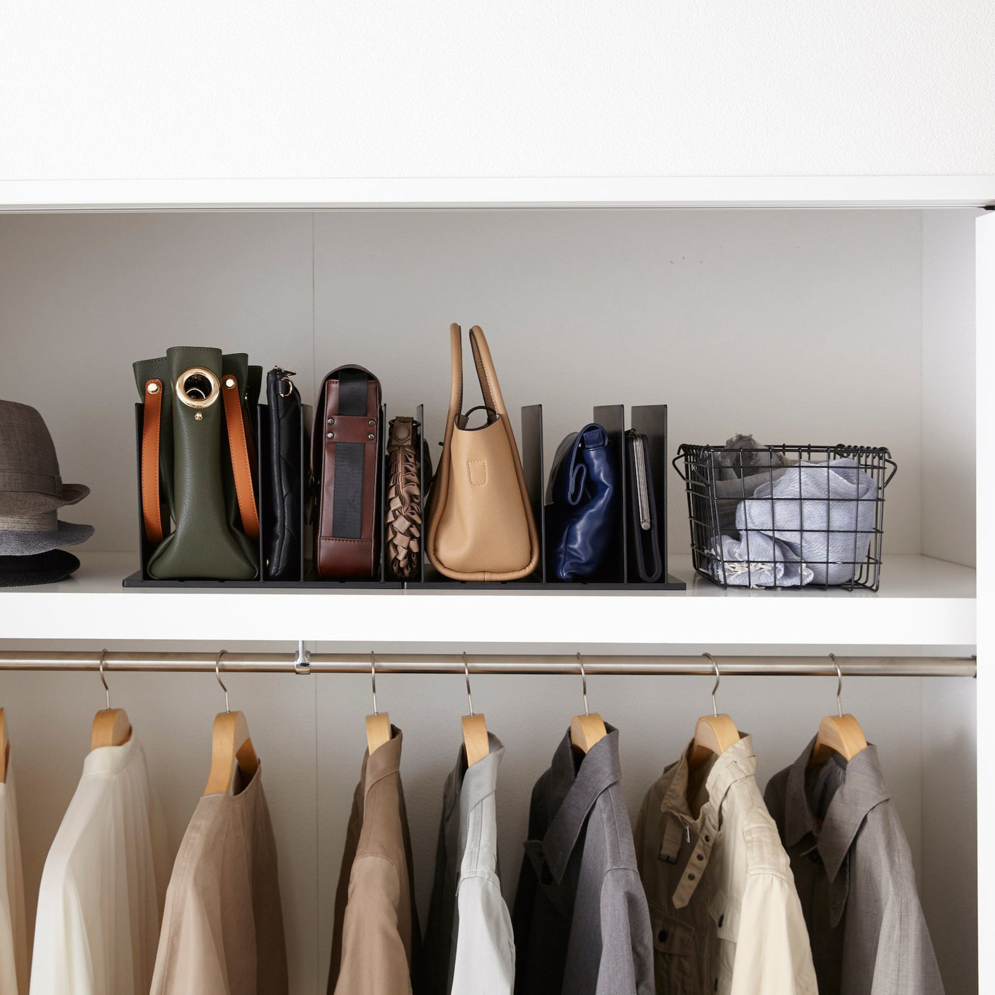 Plassbesparende oppbevaringsløsning for vesker og mapper.