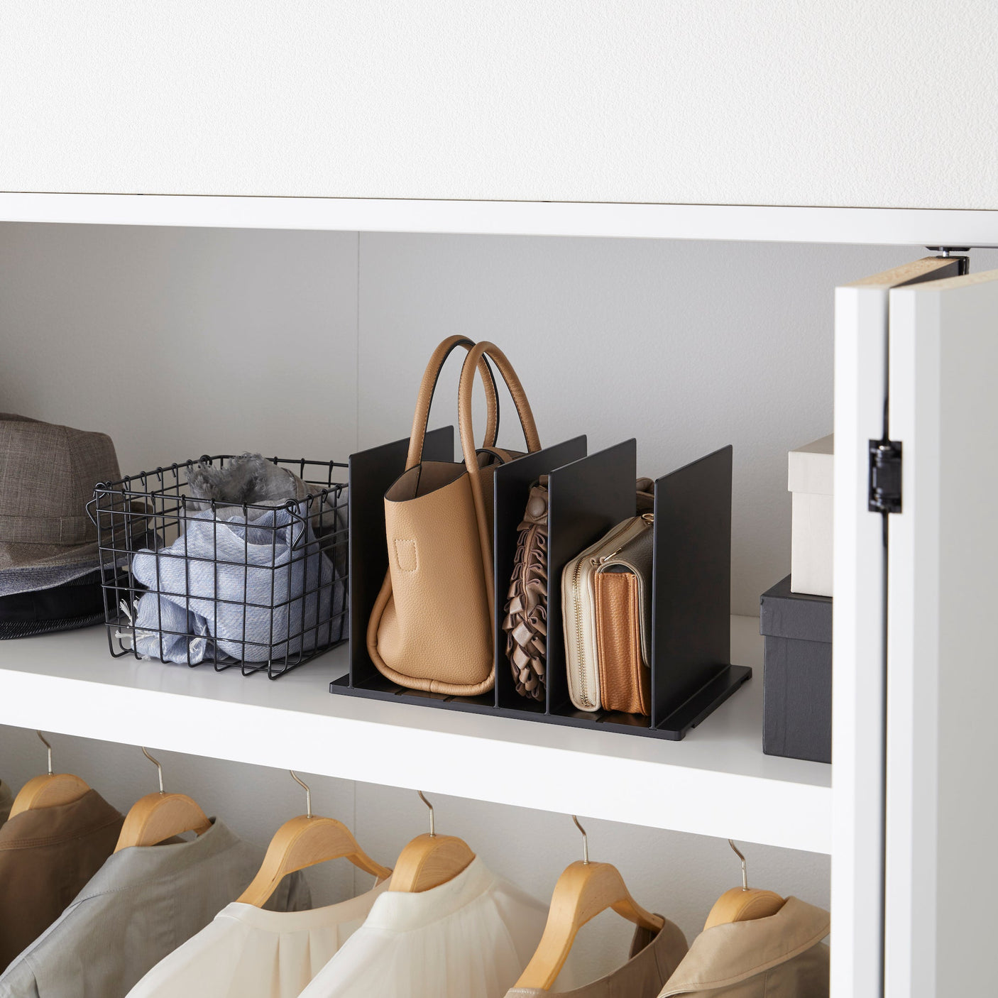 Justerbar oppbevaring med skillevegger som kan flyttes i 4,5 cm intervaller.