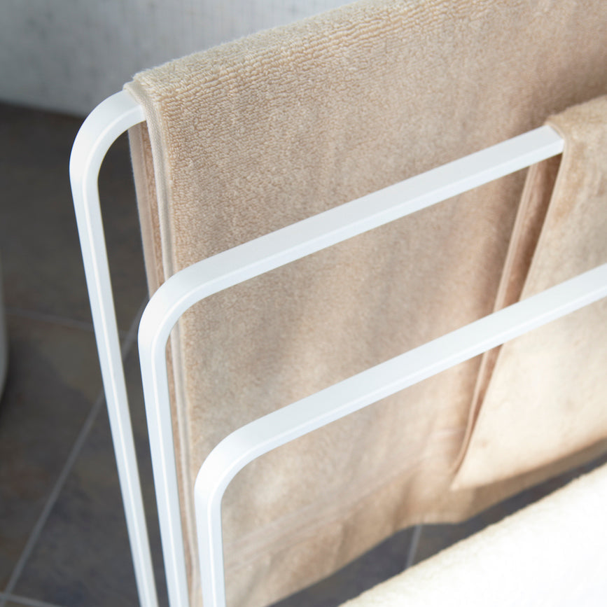 Stabil metallramme for oppbevaring av håndklær.