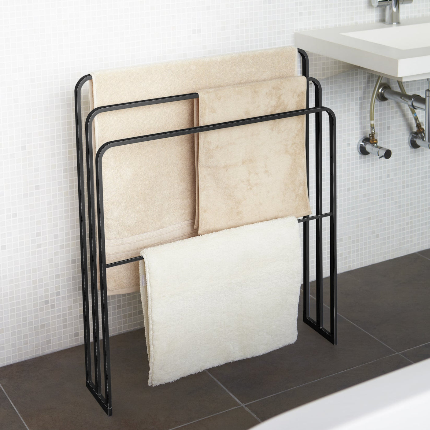 Moderne og stilrent håndkleholder til badet.