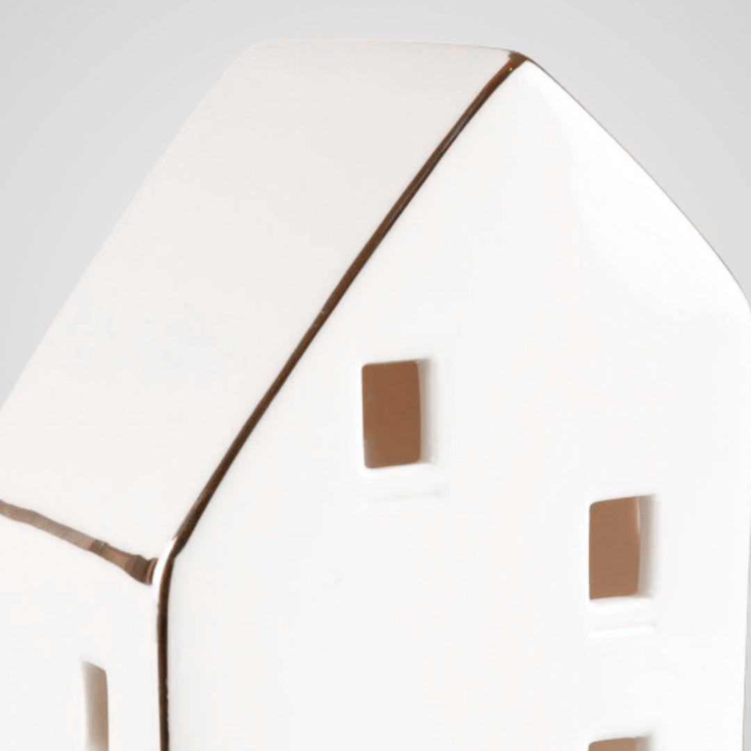 Nærbilde av det høye keramikkhuset, viser detaljer i overflaten og vinduene.