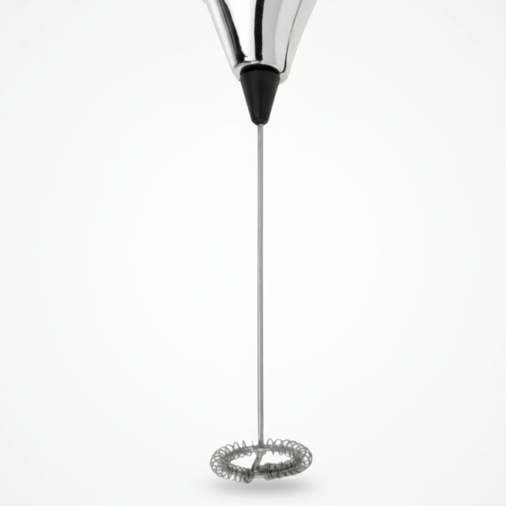 Nærbilde av vispen på melkeskummeren i metall.