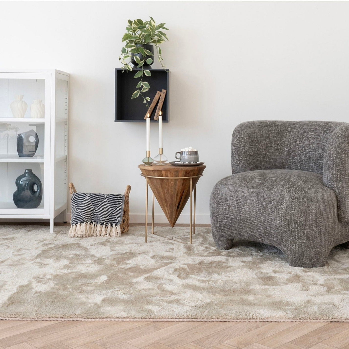 Stilfull stuekrok med House Nordic Izmir pledd i kurv – perfekt som lun og dekorativ tekstil til moderne nordisk interiør.