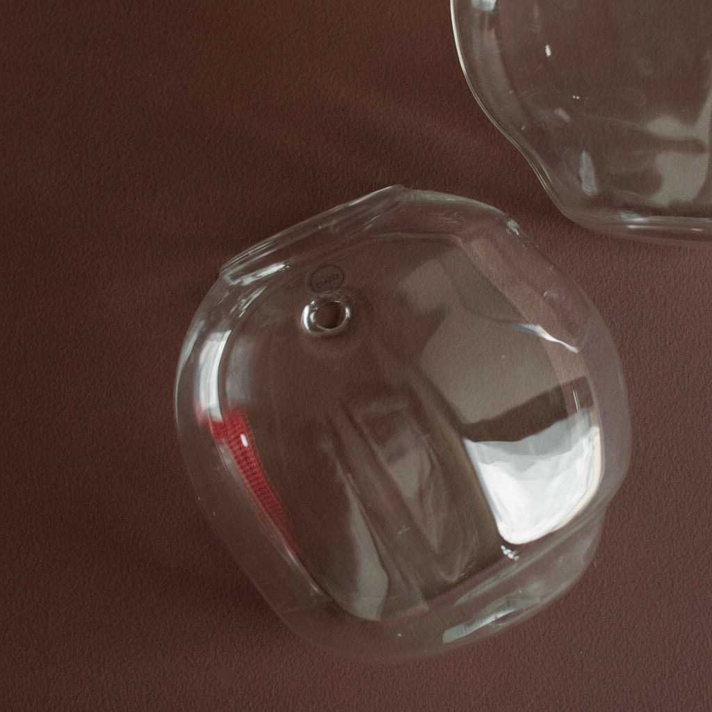 DBKD Pebble liten veggvase uten innhold på lys bakgrunn