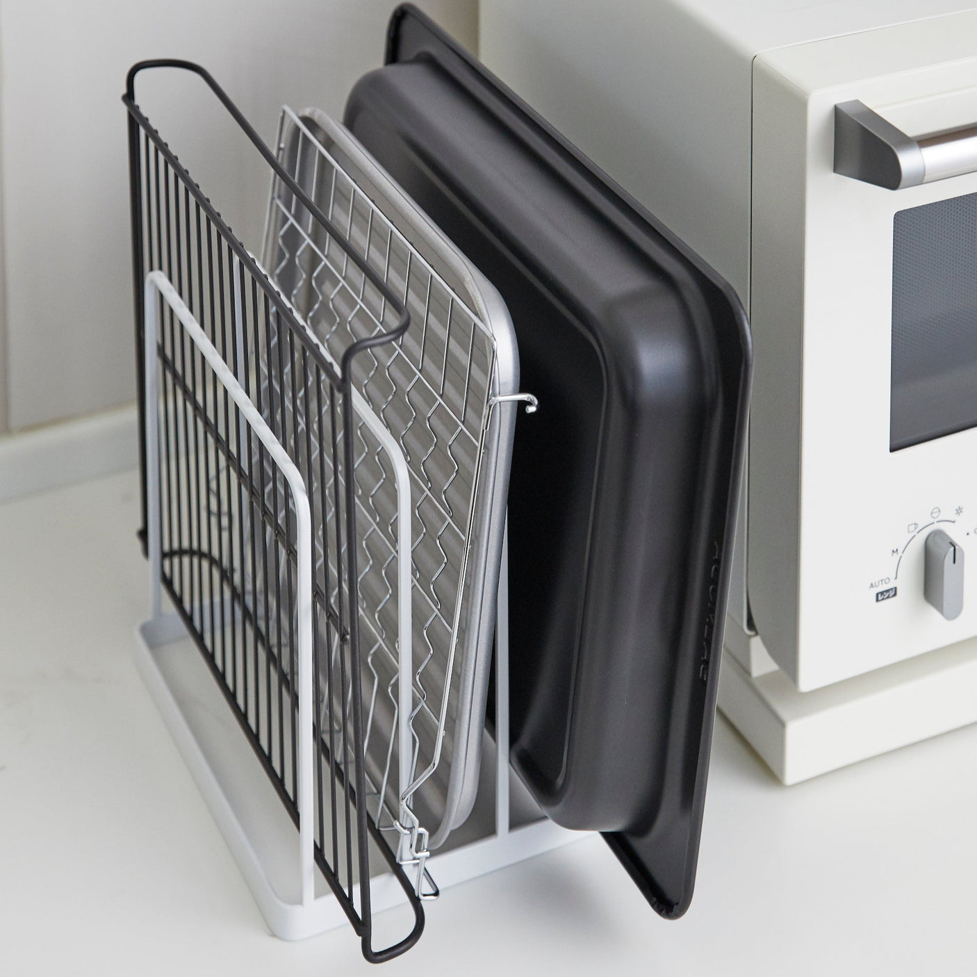 Hvit skjærebrettstativ for organisert oppbevaring på kjøkkenet.