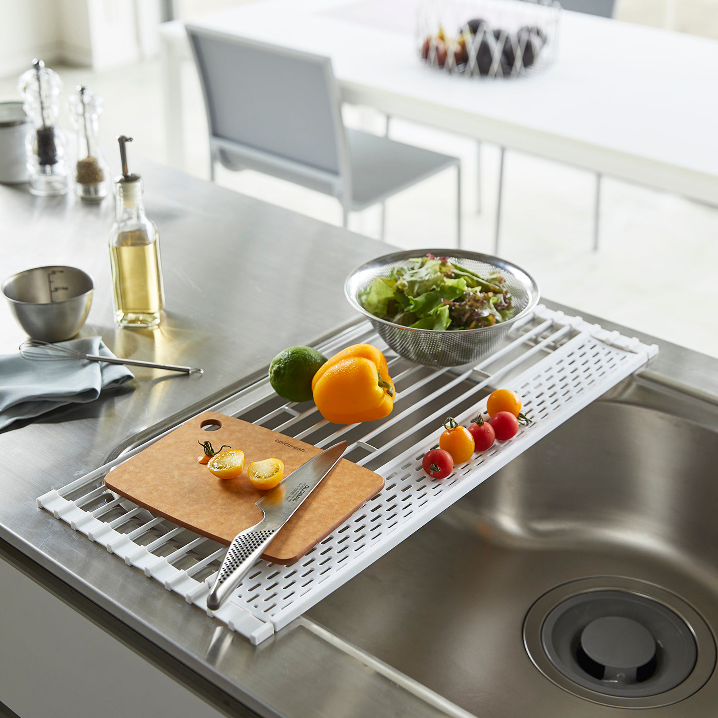 Hvit avrenningsrist for vask – ideell for små kjøkken.