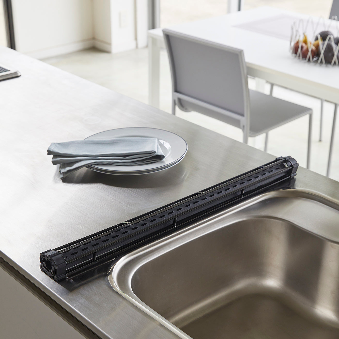 Rullebar oppvaskrist i svart metall og silikon.