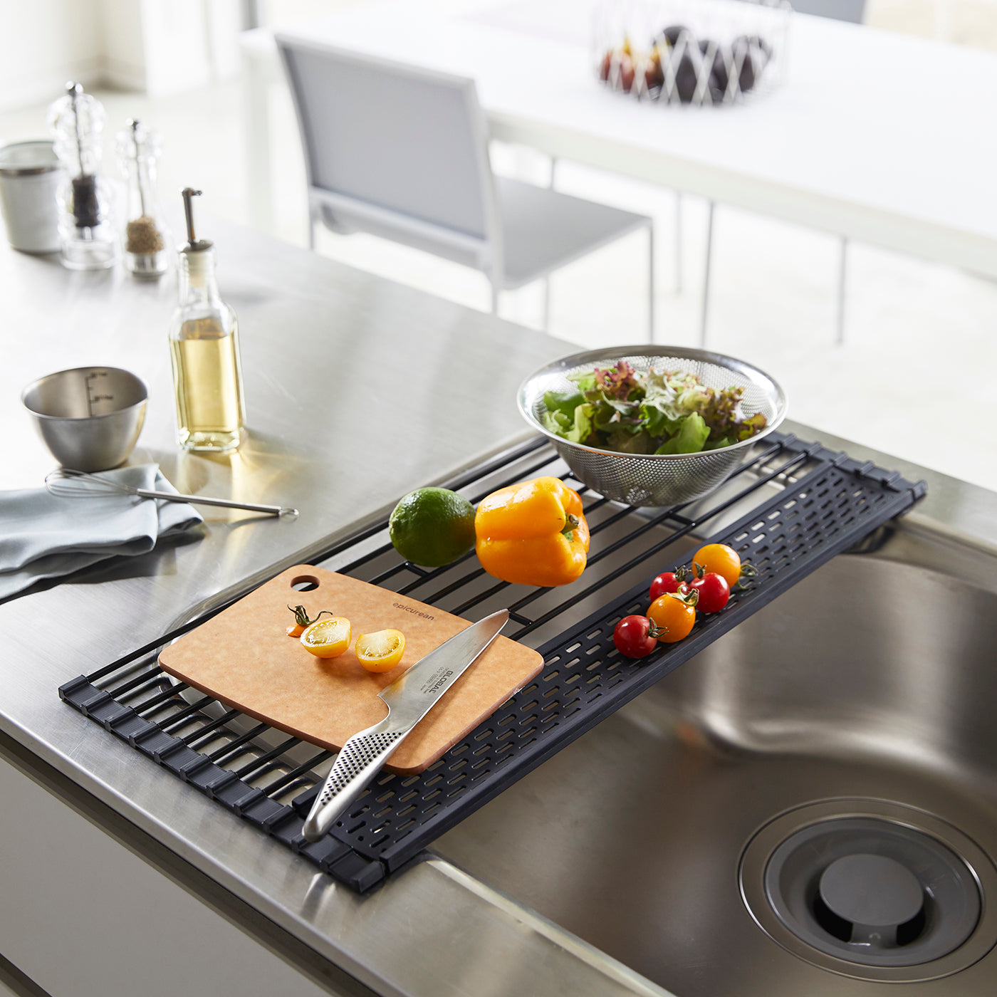 Plassbesparende svart rist for oppvask og skylling.
