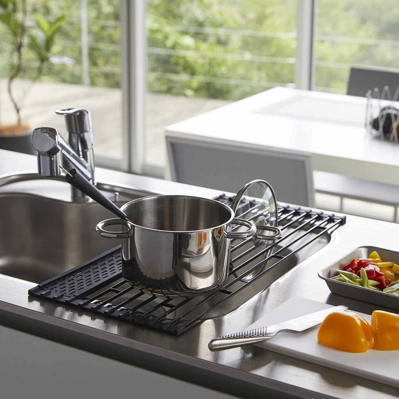 Elegant oppvaskrist i sort til moderne kjøkken