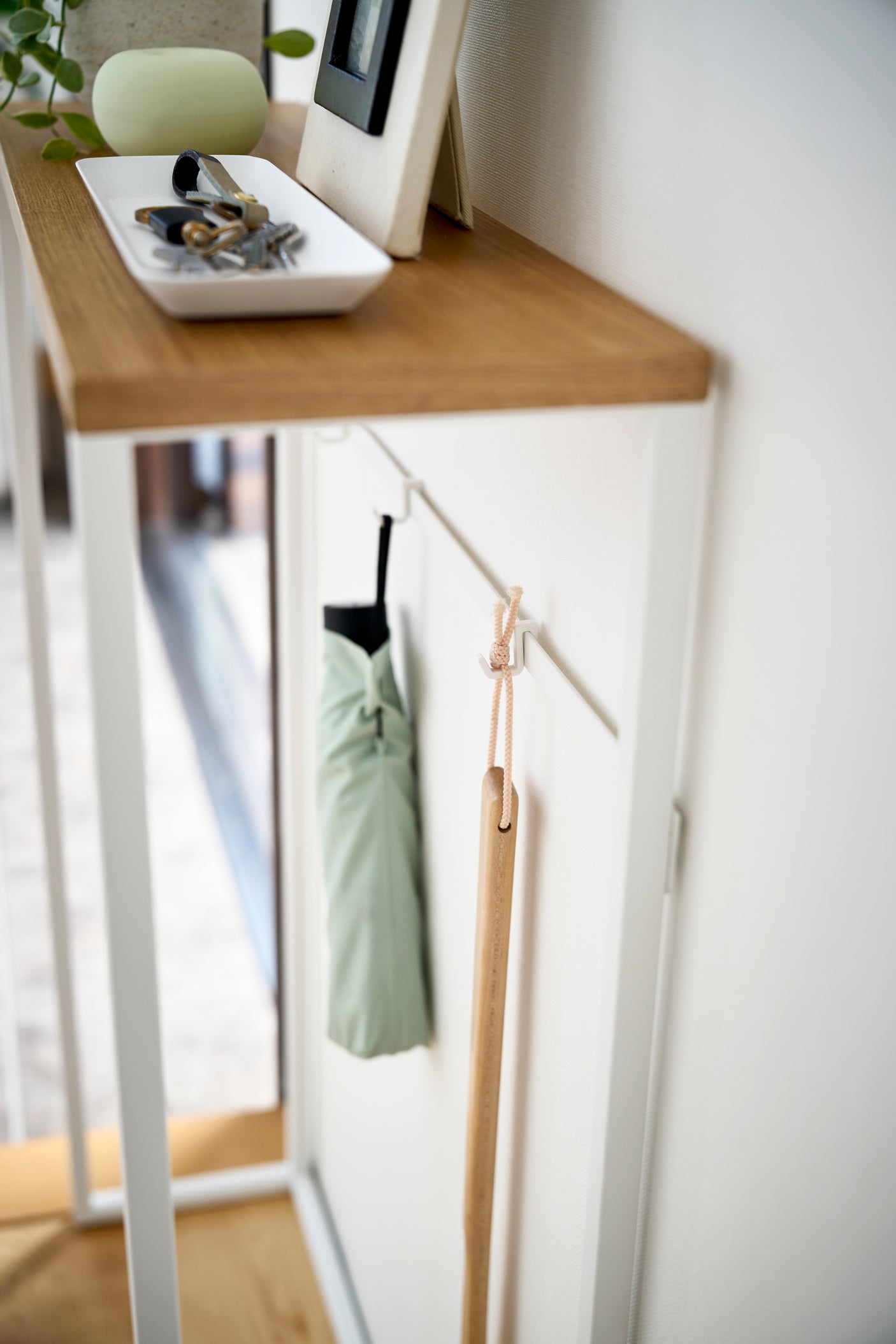 Plassbesparende bord med moderne uttrykk.