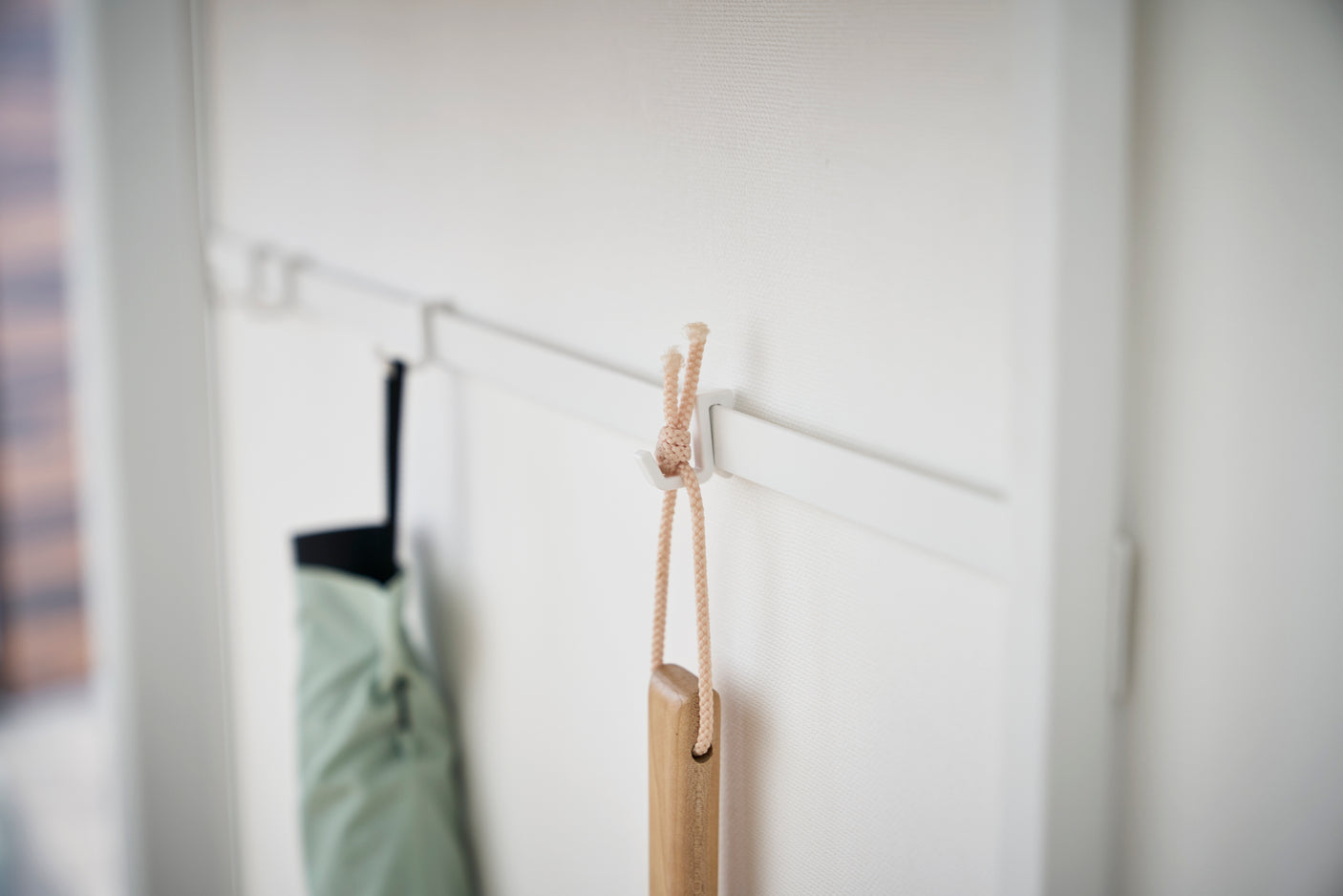 Stabil metallramme med treplate for dekor og oppbevaring.