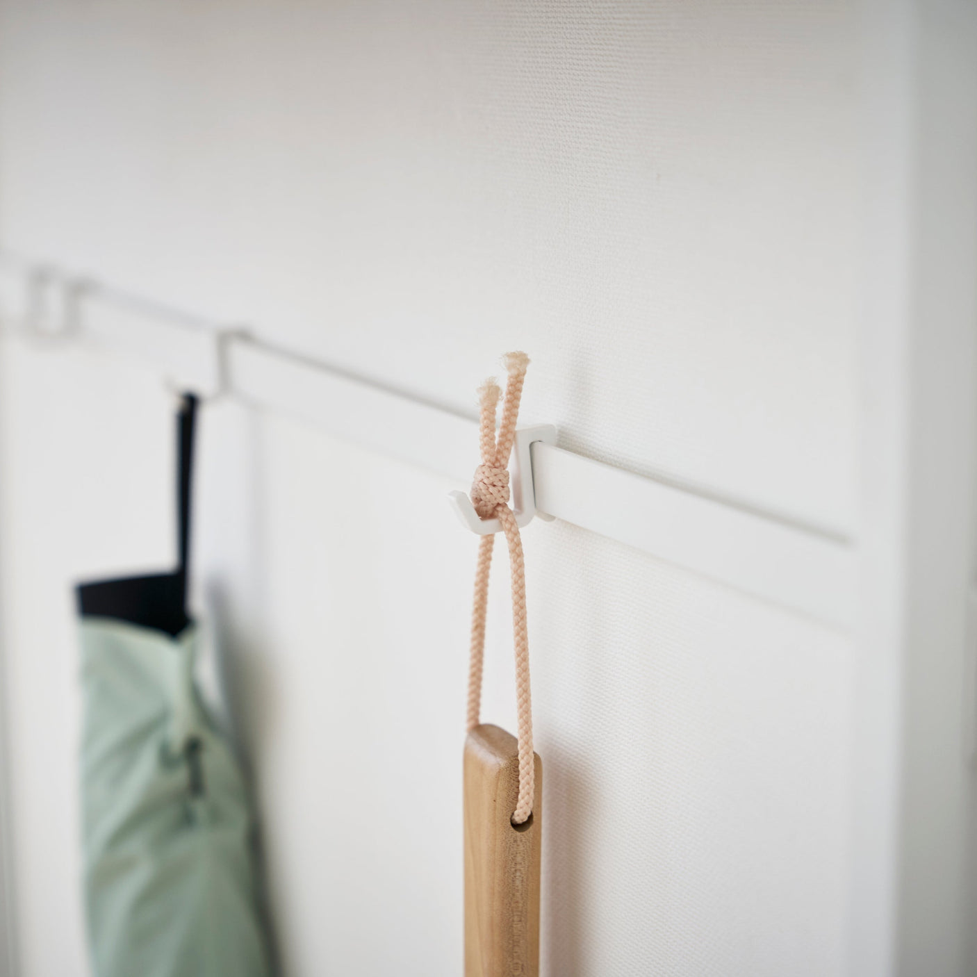 Stabil metallramme med treplate for dekor og oppbevaring.