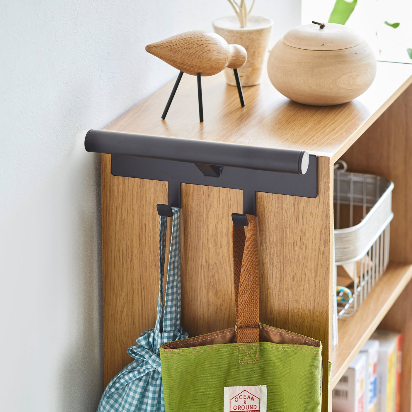 Sort knagg til oppheng av sekker og vesker.