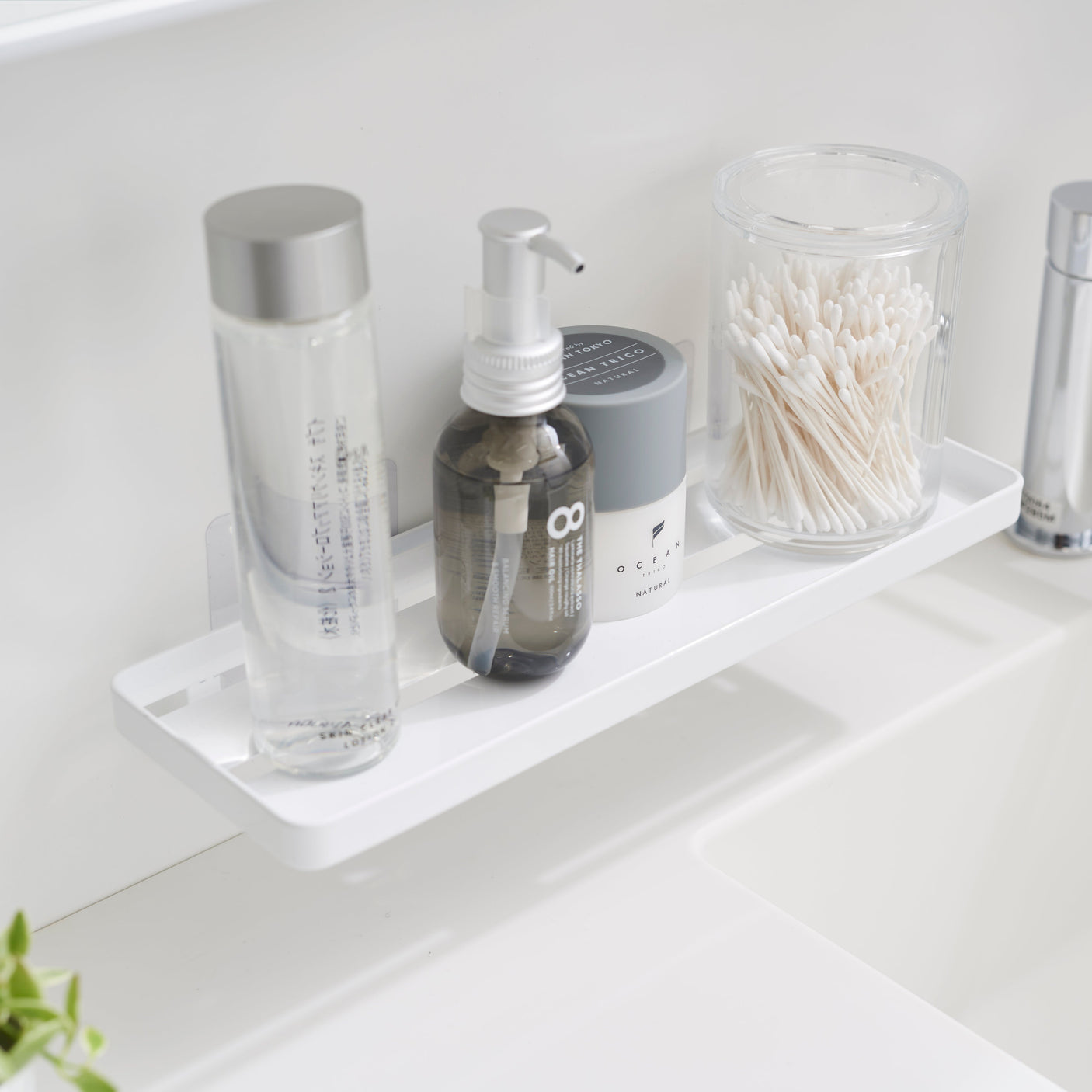 Stilren og funksjonell oppbevaringshylle til badet.