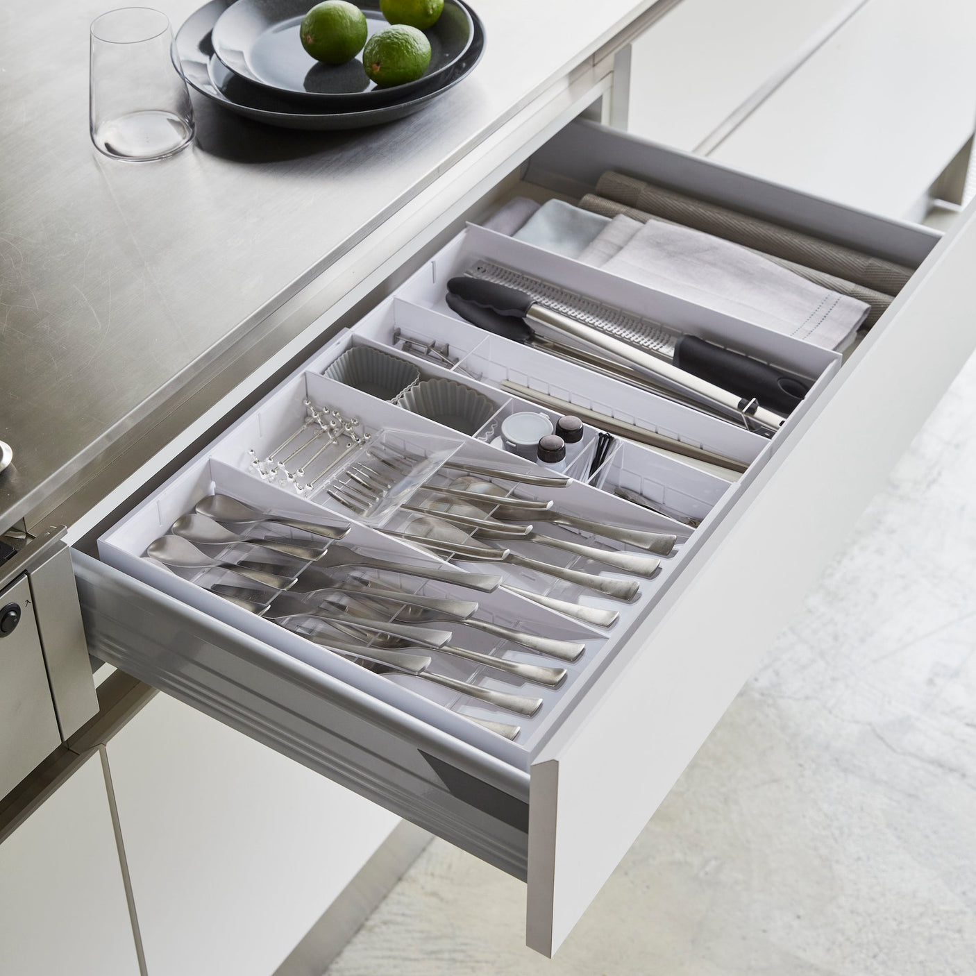 Plassbesparende skuffeorganisator med diagonal design.