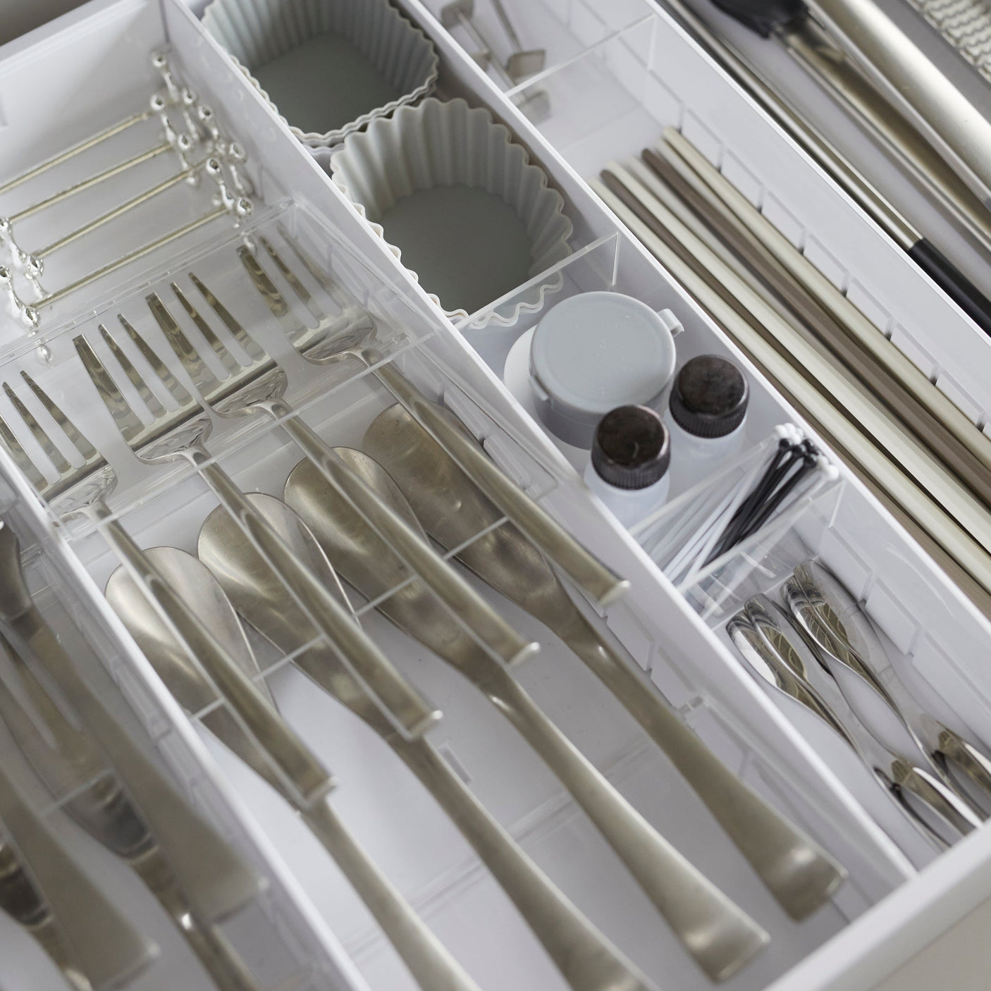 Plassbesparende skuffeorganisator med diagonal design.