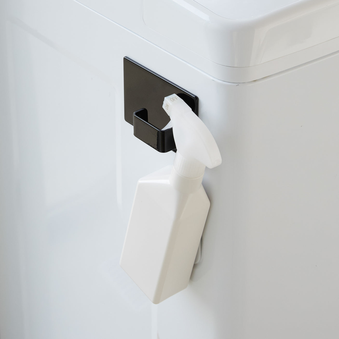 Krok i sort metall med magnet bakside for vaskerom.