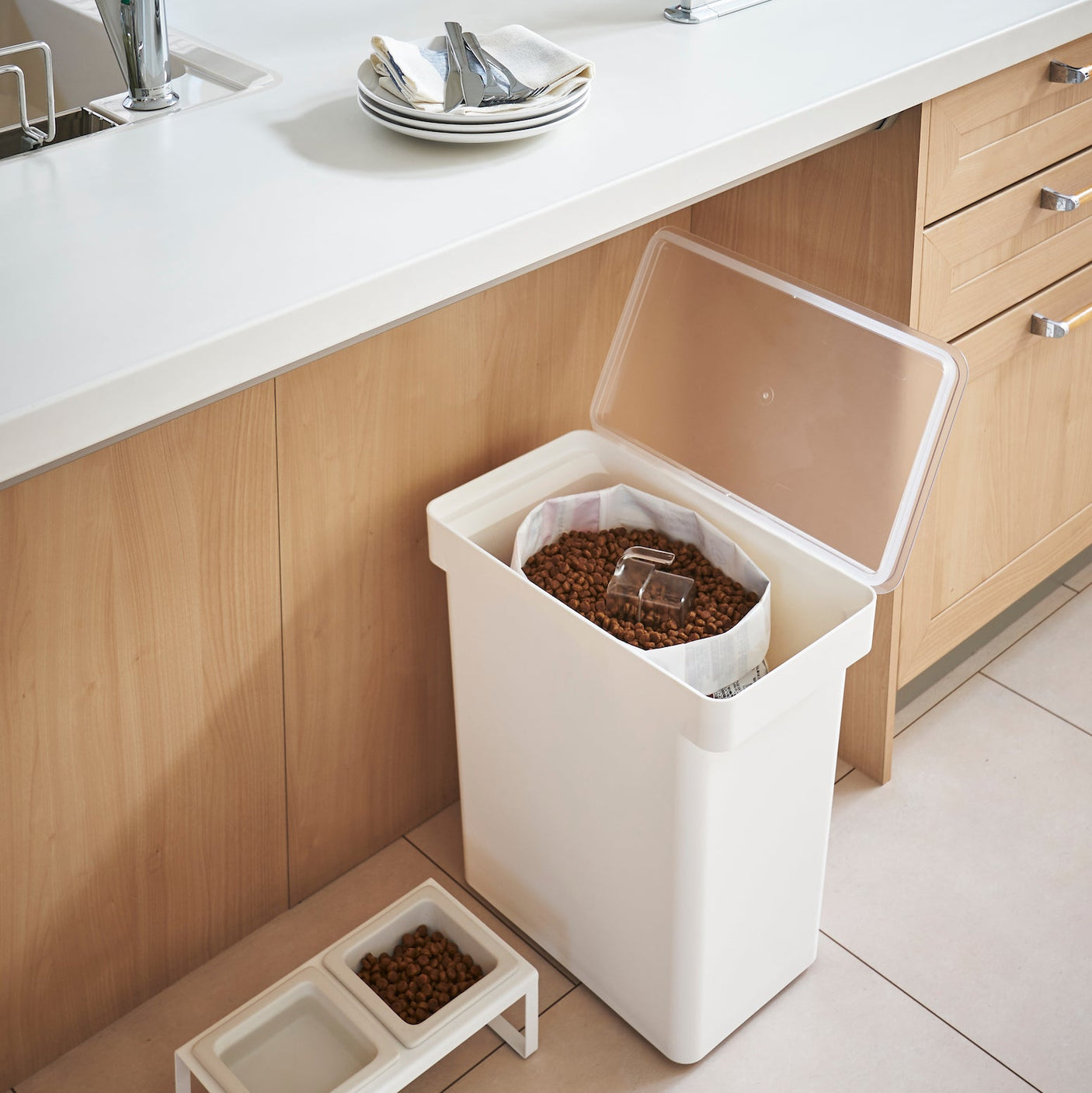 Fôrbeholder med tett lokk for å bevare fôrets friskh