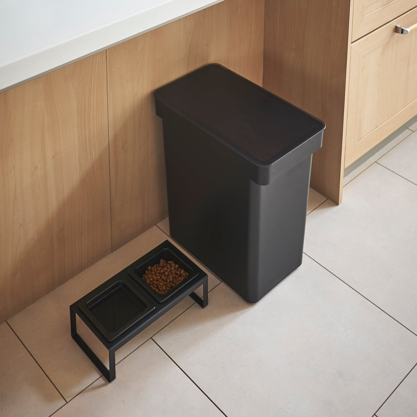 Oppbevaringsboks med stor kapasitet for kjæledyrfôr.