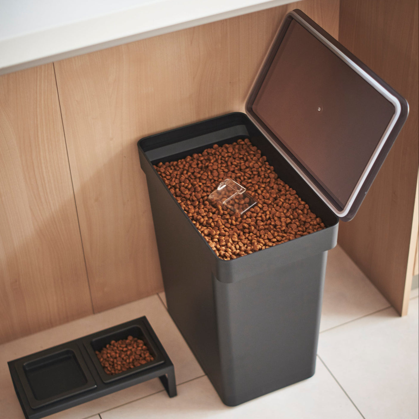 Sort oppbevaringsboks for tørrfôr til kjæledyr.
