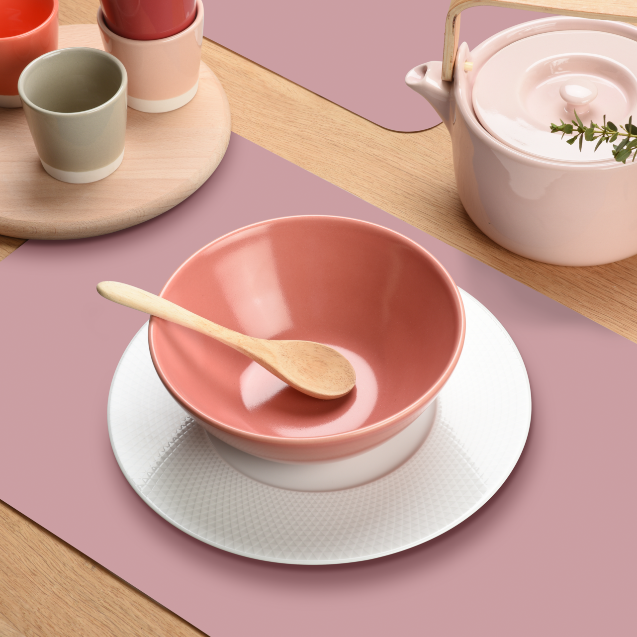 Kvadratisk bilde av rose bordbrikke på spisebord