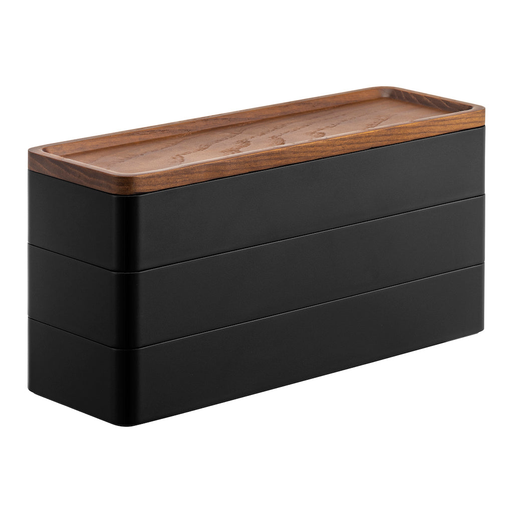 Sort boks med trelokk som passer perfekt i ethvert rom.