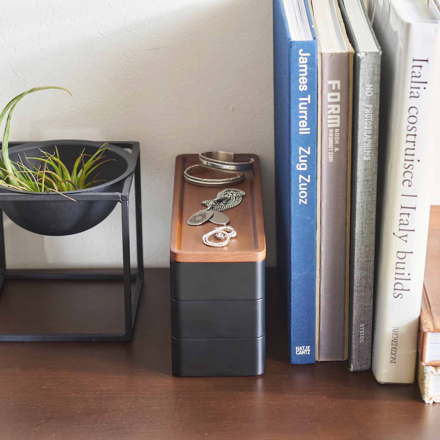 Praktisk smykkeboks med minimalistisk design.