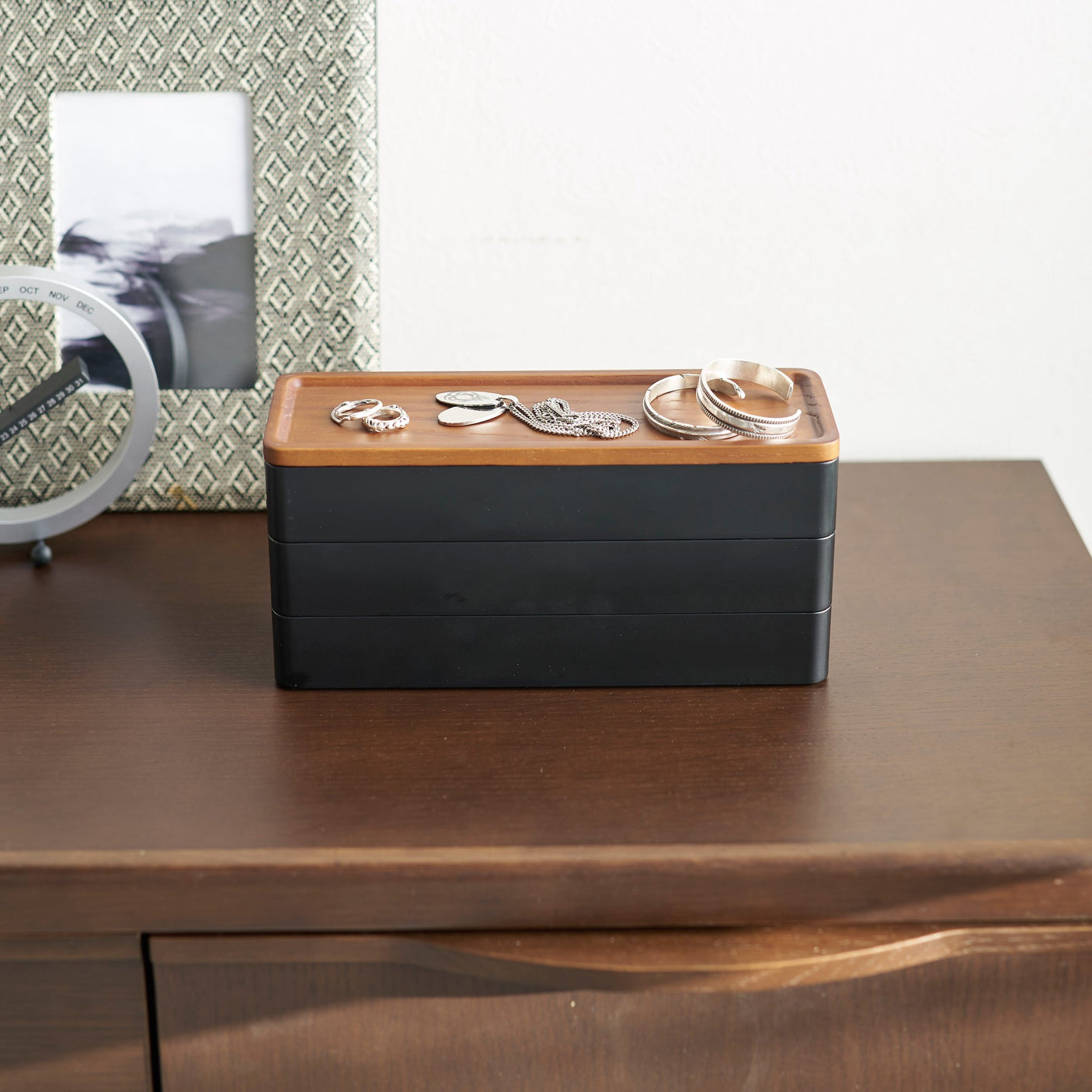 Stilren og dekorativ sort oppbevaringsboks.