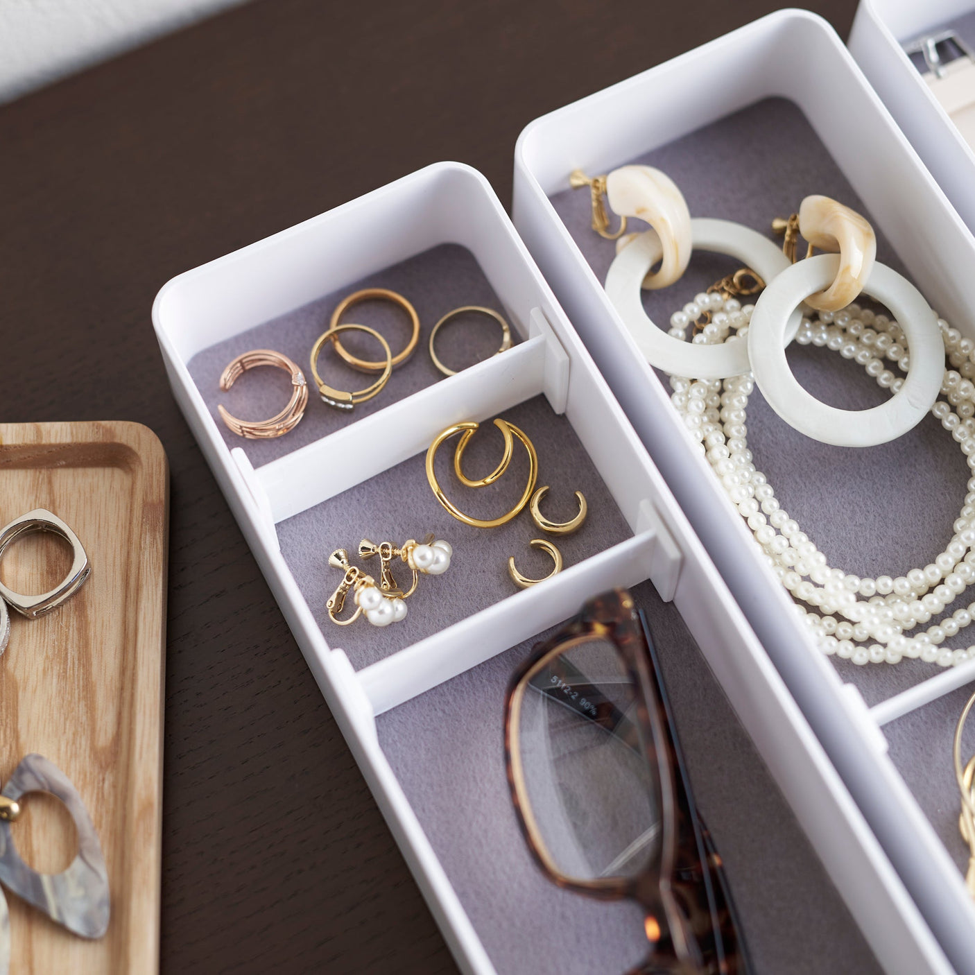 Multifunksjonell smykkeboks med flere lag.