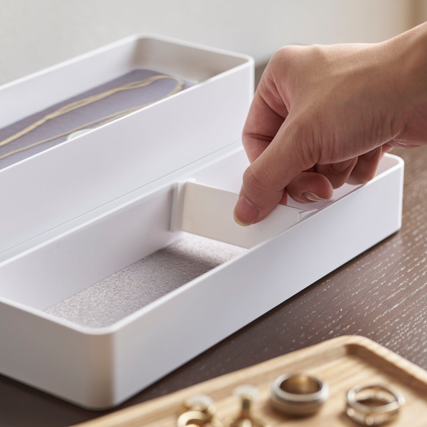 Multifunksjonell smykkeboks med flere lag.