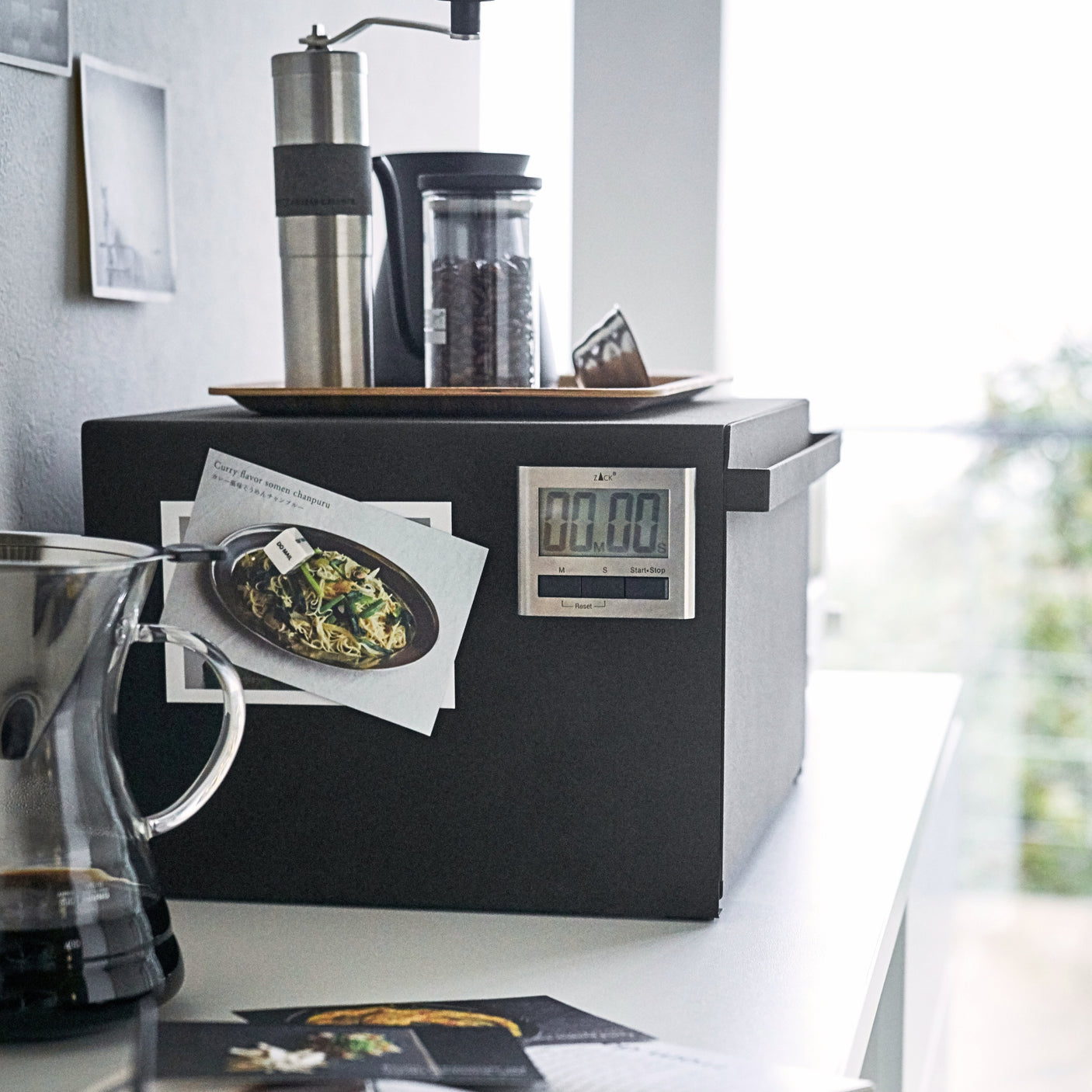 Sort oppbevaringsboks til brød med toppflate til små kjøkkenting