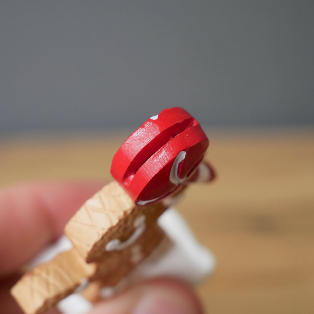 Kortholdere formet som pepperkaker med fargerike detaljer