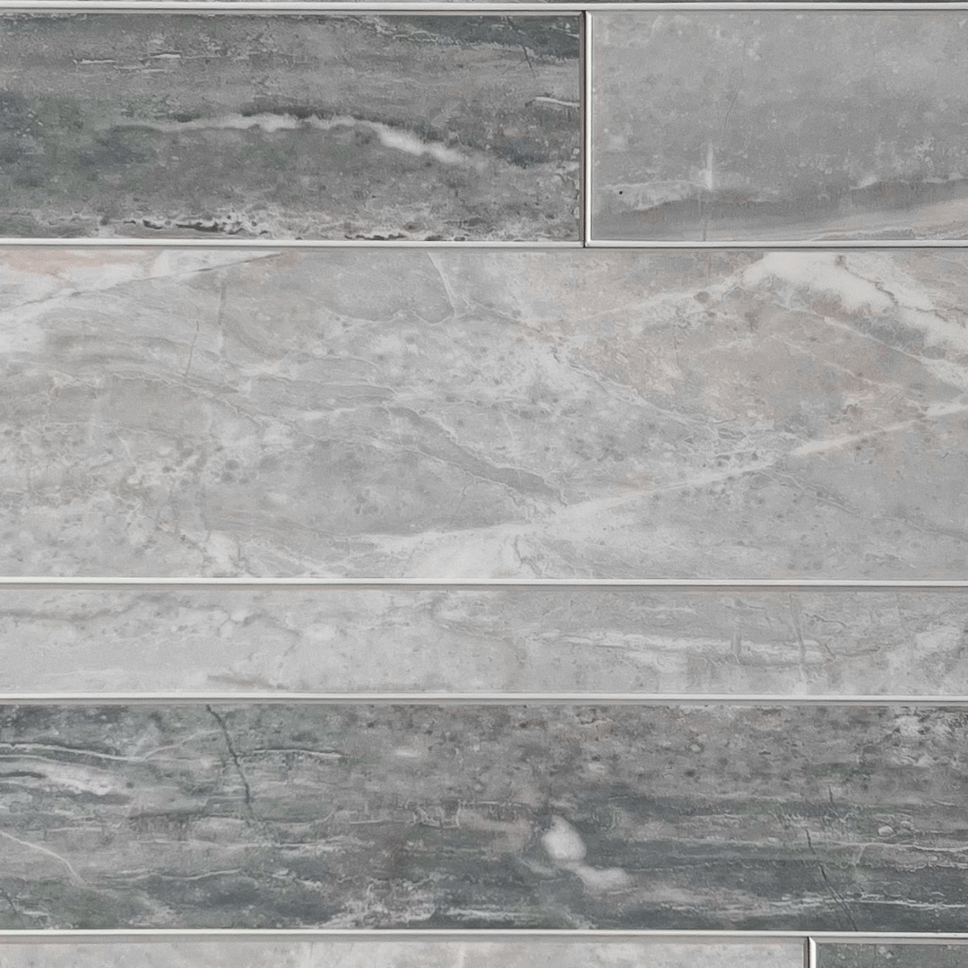 Selvklebende grå veggfliser i rektangulært design med marmormønster – stilrene fliser til kjøkken og bad.