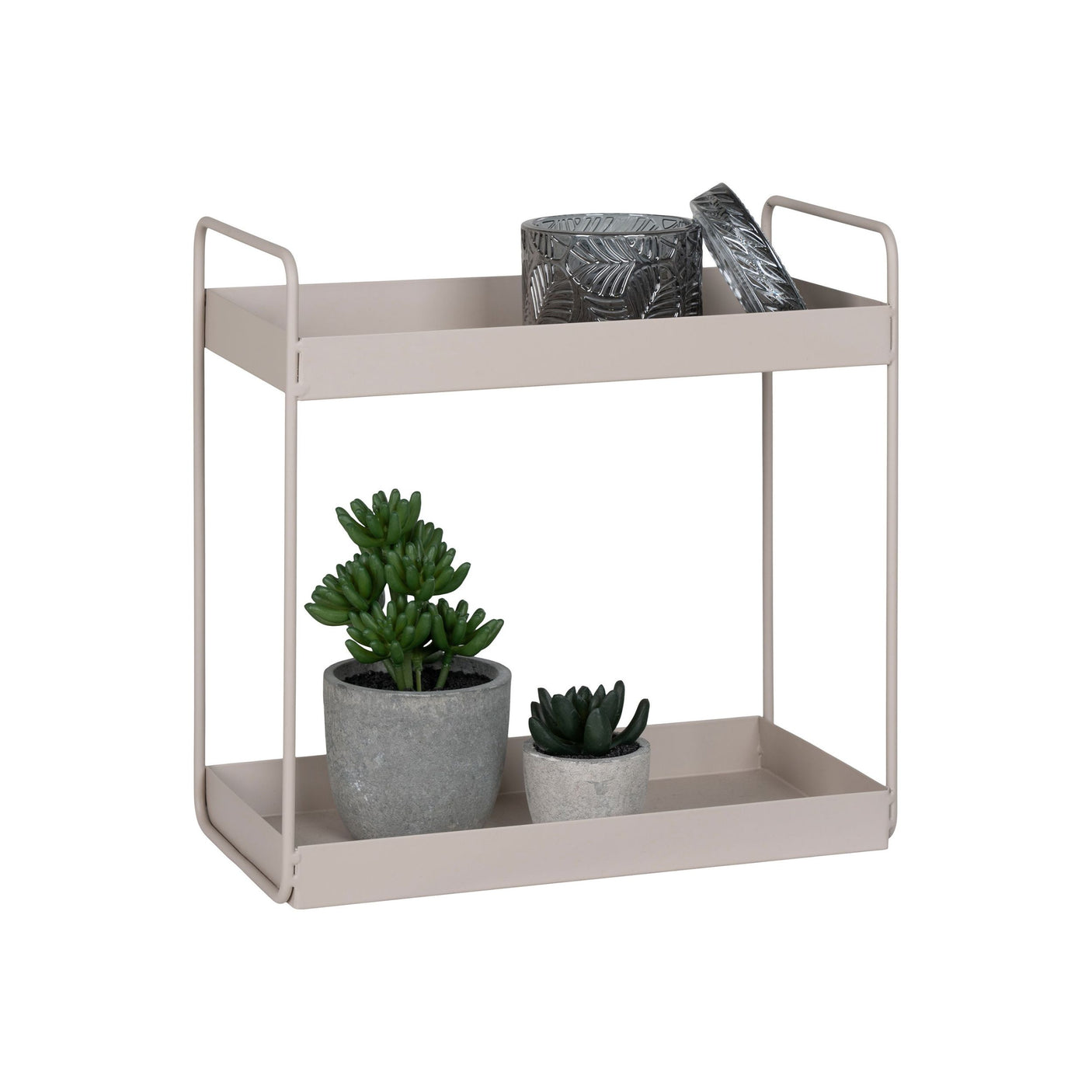 Dekorativ beige metallhylle med grønne sukkulenter og lysglass stående på hvit bakgrunn.