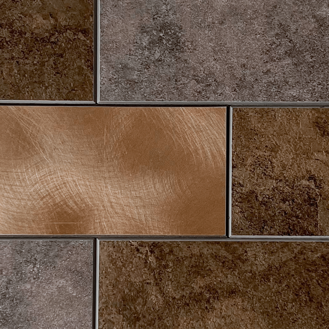 Bente subway selvklebende veggfliser imiterer fliser i jordtoner med innslag av metall. Populær til fornyelse av kjøkkenet.