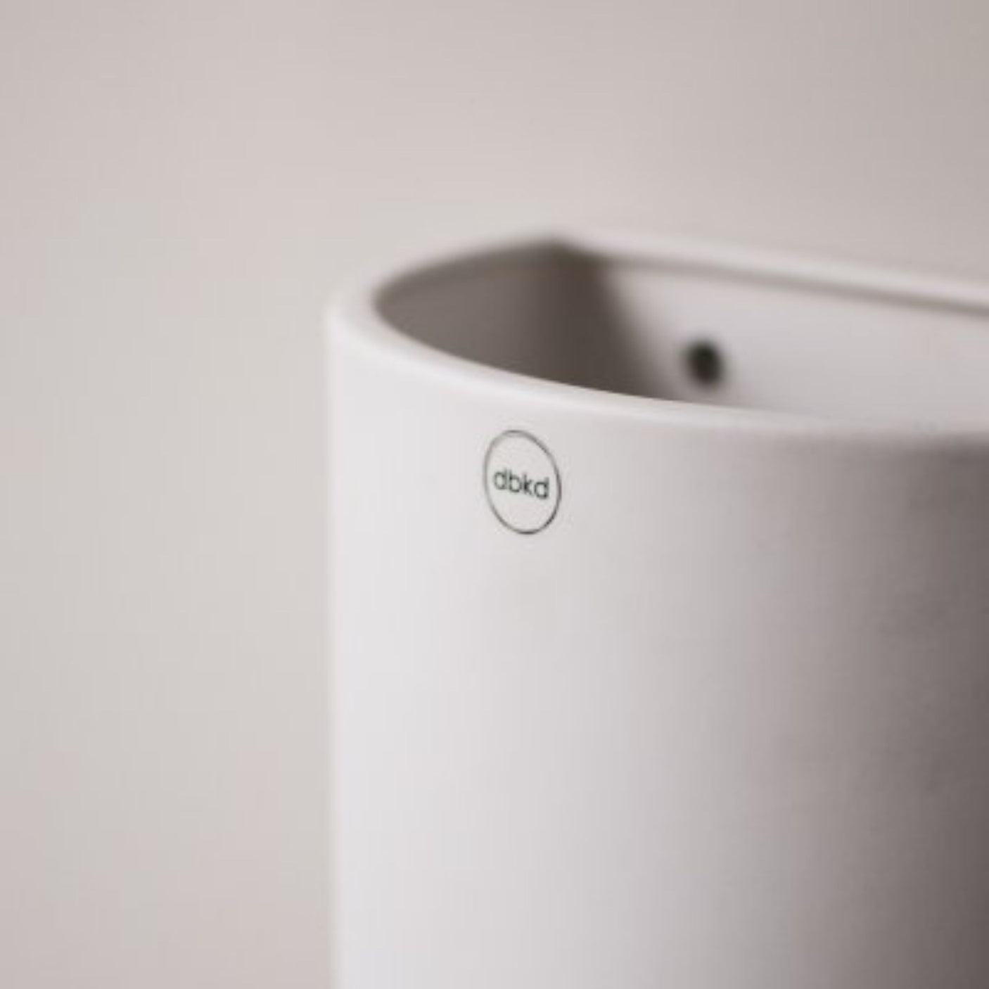 Vanntett veggpotte i minimalistisk stil, perfekt til innendørs bruk.